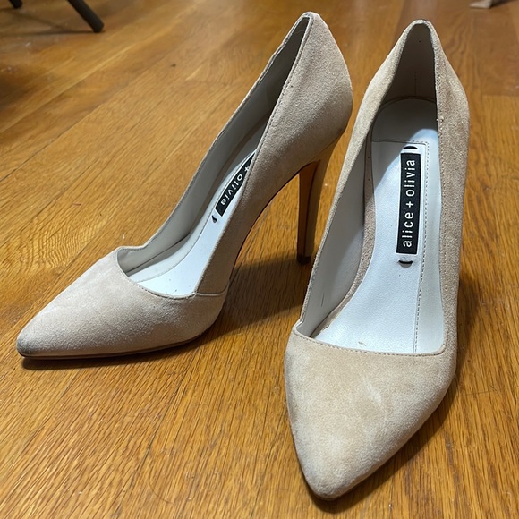Alice & Olivia Cream Kid Suede Pumps sz 37 - Picture 1 of 9